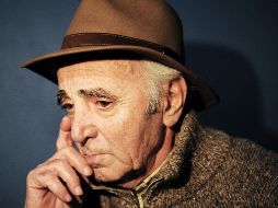 Comparado frecuentemente con Frank Sinatra, Charles Aznavour comenzó su carrera como compositor para la cantante francesa Edith Piaf. AFP / ARCHIVO
