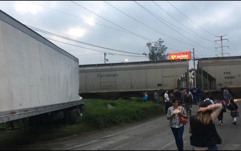 Algunas personas tuvieron que pasar por debajo de los vagones para llegar a tiempo a sus actividades cotidianas. ESPECIAL/