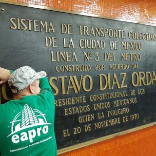 Retiran del Metro de Ciudad de México placas con nombre de Díaz Ordaz