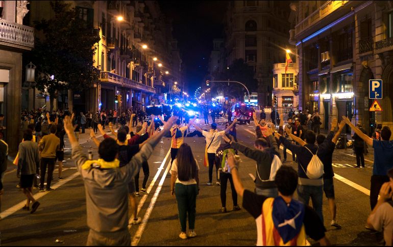 Algunos militantes radicales lanzaron piedras a los policías y trataron de hacer barricadas con botes de basura. AP/F. Dana