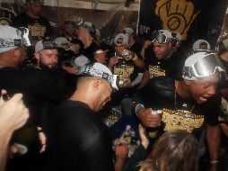 Los Cerveceros celebran en el vestuario tras derrotar a los Cachorros. EFE/T. Maury