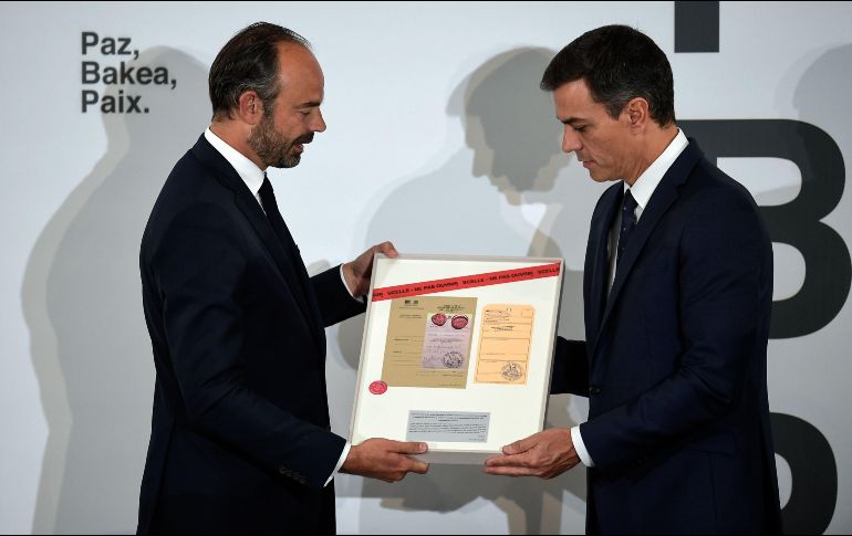 El gobierno francés entregó simbólicamente al español más de 8 mil documentos confiscados a ETA que podrían ayudar a aclarar más de 350 crímenes sin resolver. AFP/O. Del Pozo