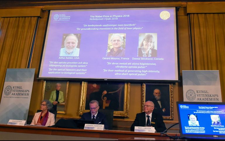 Los retratos de los científicos son mostrados en la Real Academia de las Ciencias de Suecia durante el anuncio de ganadores. EFE/H. Franzen