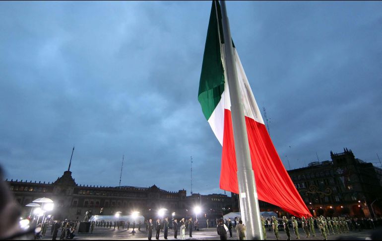 Por ley, cada 2 de octubre debe izarse la Bandera Nacional a media asta en parques, plazas y oficinas gubernamentales de todo el país para conmemorar el aniversario de los caídos en la lucha por la democracia. NTX / ARCHIVO