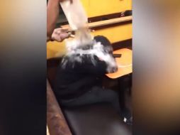 El hombre sin casa, Jeremy Dufresne, dijo que fue a ese local de Dunkin' en Syracuse el domingo para recargar la batería de su teléfono cuando uno de los empleados le tiró agua encima, riéndose. YOUTUBE / NewsChannel 9 WSYR Syracuse