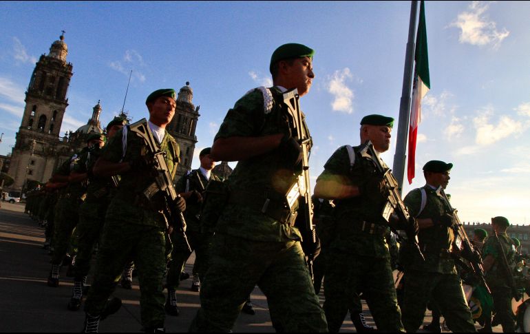 Navarrete Prida encabeza, en representación del presidente de la República, la ceremonia en la que se izó a media asta la Bandera monumental del Zócalo capitalino, en memoria de los caídos del 2 de octubre de 1968. NTX / J. Lira