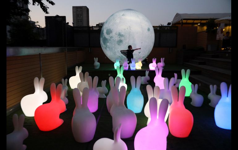 Una niña baila junto a una instalación de arte en Pekín, China. AP/N. Han Guan