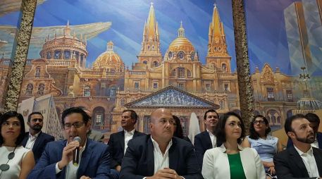 Alfaro, acompañado de algunos colaboradores. EL INFORMADOR / F. Atilano