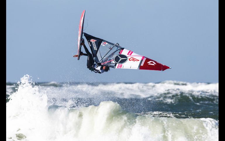 Adrien Bosson participa en una competencia de la Copa mundial de surf a vela en Westerland, Alemania. AP/DPA/F. Molter