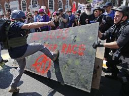 Un sujeto atropelló a varios peatones durante una manifestación xenófoba, el pasado 12 de agosto de 2017. AFP/C. Somodevilla