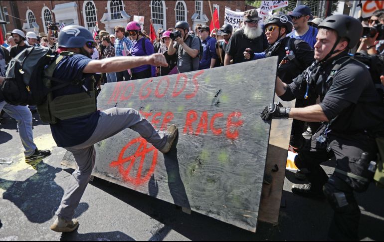 Un sujeto atropelló a varios peatones durante una manifestación xenófoba, el pasado 12 de agosto de 2017. AFP/C. Somodevilla