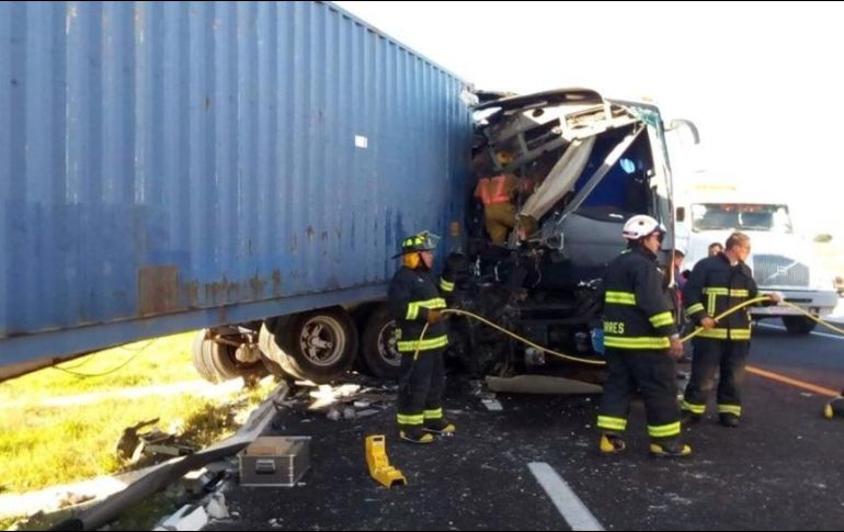 Policías federales y cuerpos de rescate arribaron al lugar para atender a los lesionados. TWITTER/@e_municipios