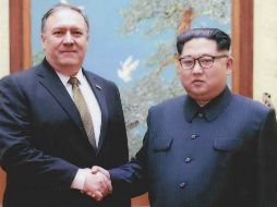 Foto de archivo que muestra a Mike Pompeo con Kim Jong-un, en abril de 2018. AFP/Gobierno de Estados Unidos