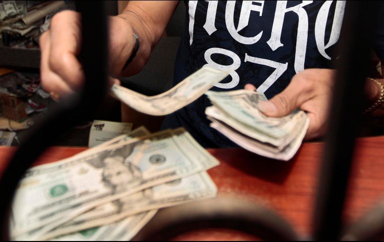 El dólar libre se vendió hasta en 19.10 pesos, una variación de tres centavos más respecto al cierre previo. EL INFORMADOR / ARCHIVO