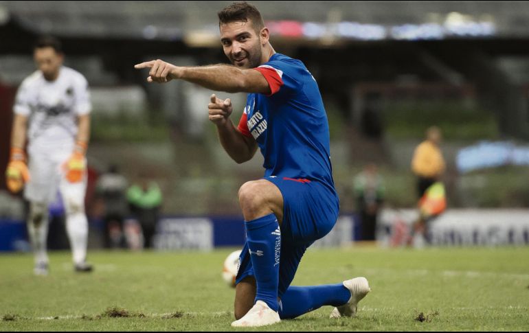 Martin Cauteruccio festeja el tanto que amarró el triunfo de Cruz Azul, ante unos aguerridos Bravos de Ciudad Juárez que jugaron con uno menos todo el segundo tiempo. MEXSPORT