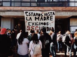 Alumnos, profesores y administrativos se manifestaron ayer para exigir seguridad. FACEBOOK/Ingrid Rosales
