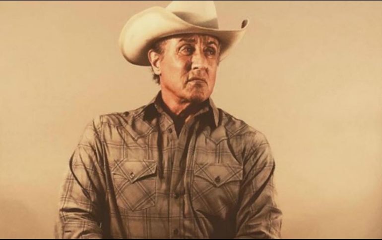 El protagonista se muestra con un atuendo de vaquero que hace referencia al personaje veterano de Vietnam de las primeras películas. Instagram / @officialslystallone