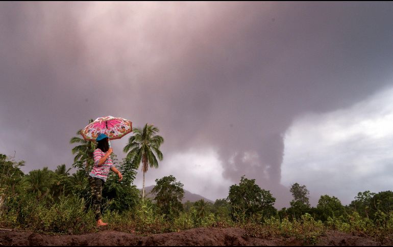Por ahora no hay informes de víctimas ni daños por la actividad del coloso, que según expertos podría estar vinculada con el sismo que azotó el viernes pasado la isla de Célebes. EFE / U. Pepotoh