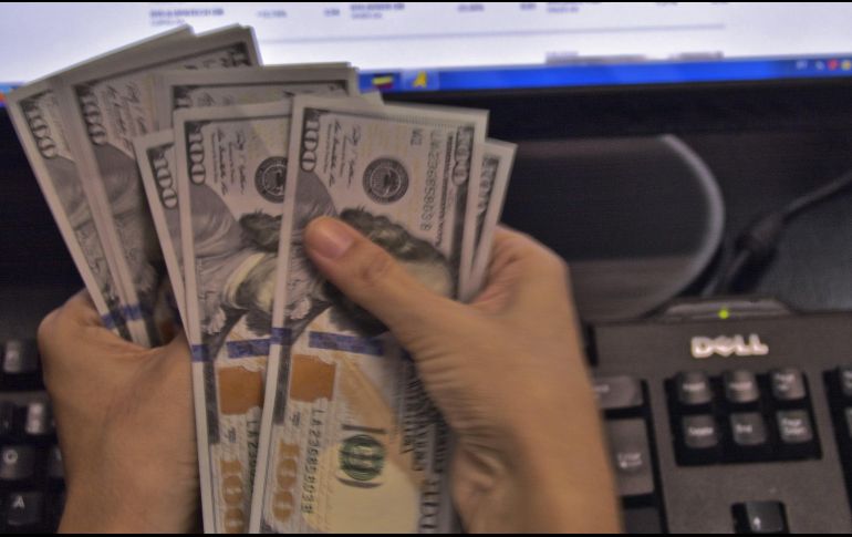 El dólar se compró en un precio mínimo de 17.80 pesos. AFP / ARCHIVO