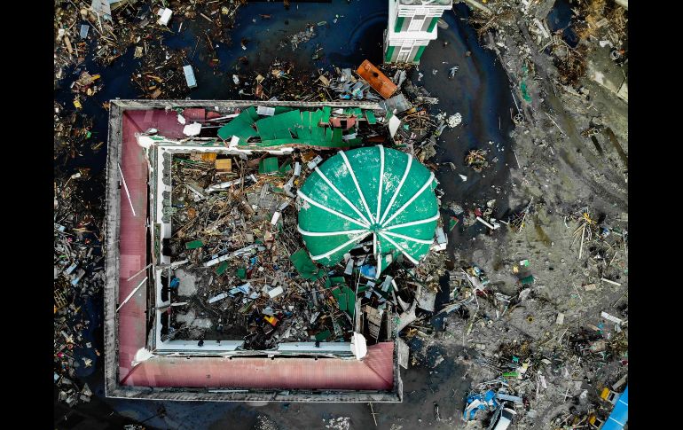 La mezquita Baiturrahman en Palu, Indonesia. Fotografías aéreas muestran la destrucción dejada por el temblor y el posterior tsunami del pasado 28 de septiembre.