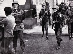 Soldados intentan disuadir a un joven de retirarse al golpearlo con la culata de su arma. ESPECIAL/UNAM