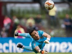 Raúl Gudiño le dio un punto a Chivas al atajar un penal de último minuto en el Clásico del domingo pasado ante las Águilas del América. MEXSPORT /