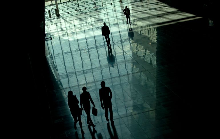 Personas caminan en las oficinas centrales de la OTAN en Bruselas, durante el segundo día de una reunión de ministros de Defensa. AP/F. Seco