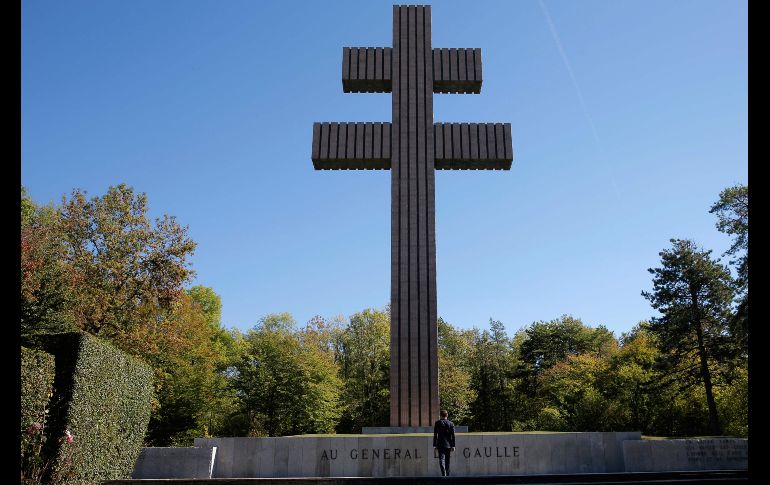 El presidente francés  Emmanuel Macron se para frente a la Cruz de Lorena en Colombey les Deux Eglises, durante una visita al monumento a Charles de Gaulle para marcar el 60 aniversario de la Constitución. La cruz es símbolo de la resistencia contra los nazis.  AFP/V. Kessler