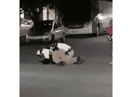 En la imagen se aprecia que en el intento por detenerlo, el par de agentes lo golpean mientras el joven pone resistencia. YOUTUBE / IQCANCUN Diana Alvarado