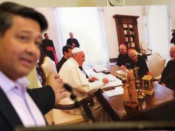 Manuel Vega compareció en una rueda de prensa en Los Ángeles junto a su abogado, Jeff Anderson. AP/R. Saxon