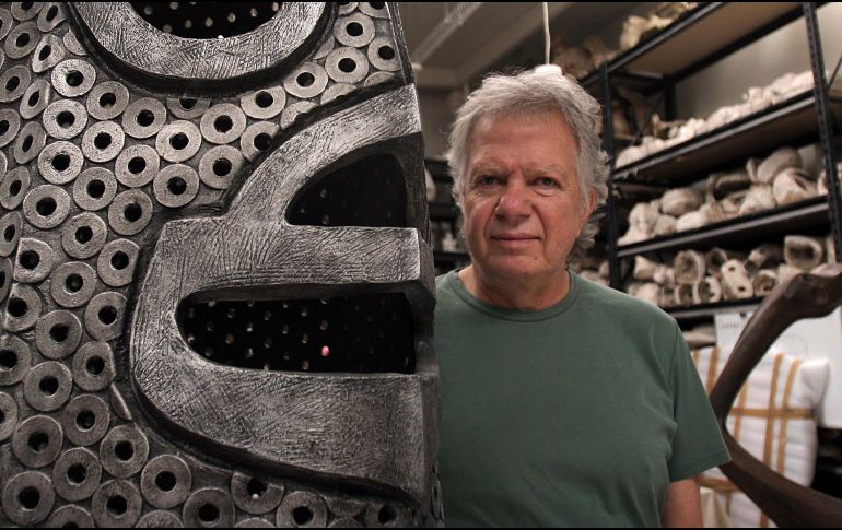 Sacal nació en Cuernavaca, Morelos, el 25 de septiembre de 1944. SUN