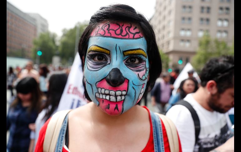 Una mujer participa en una manifestación de docentes jubiladas que reclaman al Gobierno mejoras a sus condiciones de jubilación en Santiago, Chile. Unas 30 mil personas marcharon en la segunda jornada de un paro nacional de profesores. EFE/A. Valdés