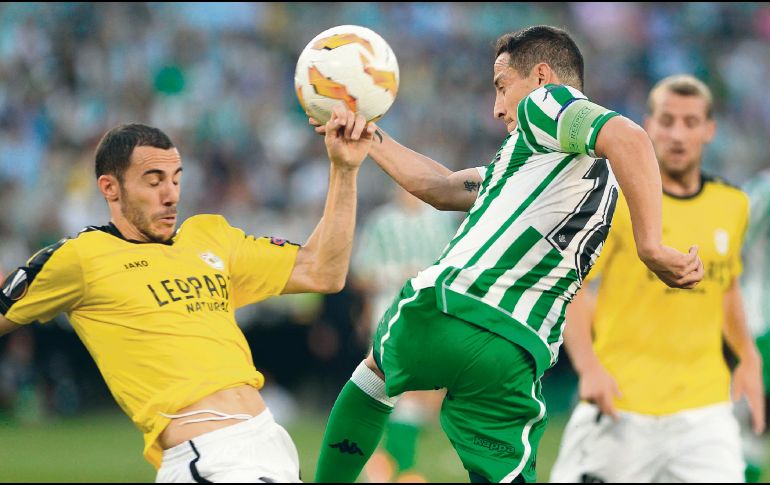 SIN MIRAMIENTOS. ''El Principito'' (#18), no se amilana al ir por el balón frente a Edisson Jordanov. AFP / ARCHIVO