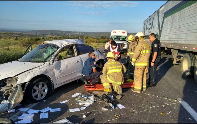 Autoridades Federales y elementos municipales de San Juan de los Lagos y Lagos de Moreno, arribaron al punto para auxiliar a las personas. ESPECIAL/ Protección Civil Jalisco