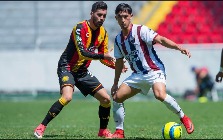 Néstor Vidrio (i) disputa el balón con Sergio Bueno (d) durante un partido entre Leones Negros y Atlante. MEXSPORT/C. de Marchena