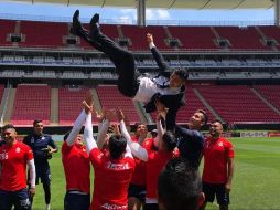 Los jugadores de Chivas celebraron la ocasión lanzando en el aire a Zaldívar. ESPECIAL / chivasdecorazon.com.mx