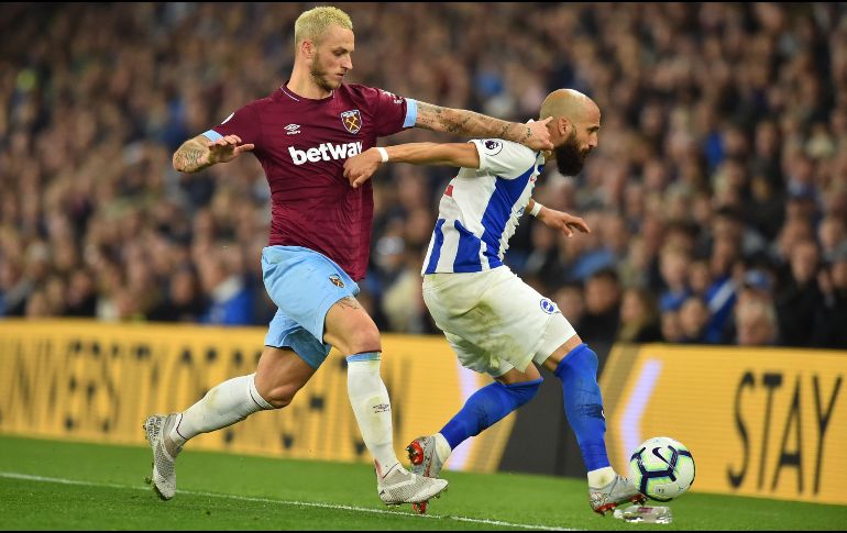 La defensa local cerró todos los espacios para evitar problemas con el West Ham. AFP/G. Kirk