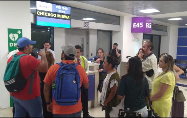 Pasajeros permanecen en el aeropuerto a la espera de saber si podrán completar el viaje con seguridad. ESPECIAL