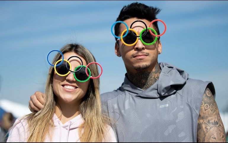 Leticia Bufoni, de Brasil, y Nyjah Huston, de Estados Unidos, demuestran en la Villa Olímpica de Buenos Aires que el ambiente es de unión. EFE/I. Walton