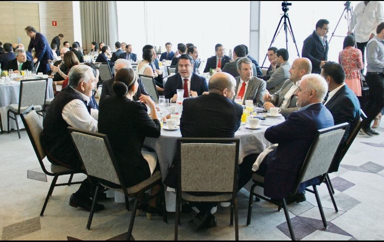 Aristóteles Sandoval, Carlos Álvarez del Castillo Gregory, Enrique Alfaro, Salvador Zamora, Raúl Padilla, Ismael del Toro, María Elena Limón, Raymundo Gómez Flores, Pablo Lemus y Javier Arroyo Chávez en los festejos por el 101 aniversario de EL INFORMADOR