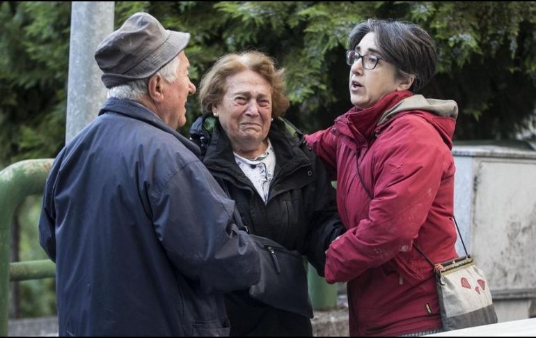 Decenas de personas abandonaron sus casas y prefirieron pasar la noche a la intemperie. AP / ARCHIVO