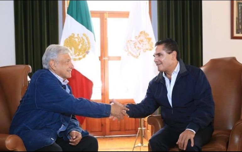  En la zona, vendedores se pasean ofreciendo algunos detalles como llaveros, muchos de tela, con la imagen de López Obrador y porta gafetes, así como monederos con las siglas de Morena. TWITTER/ @Silvano_A