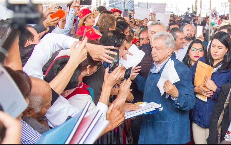 Minutos más tarde, durante su discurso, el presidente electo prácticamente regañó a sus simpatizantes y enumeró los programas que vendrán en su gobierno para Michoacán. NTX/ J. Pazos