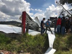 Pobladores observan los daños causados por la explosión. ESPECIAL