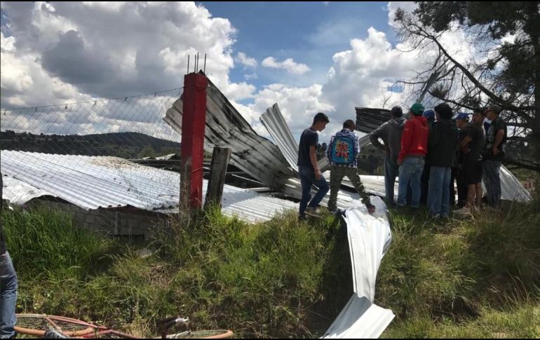 Pobladores observan los daños causados por la explosión. ESPECIAL