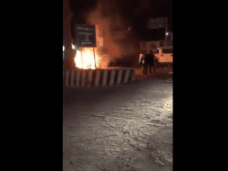 En los videos que circulan en redes se observa que el diputado baja del vehículo ayudado por otra persona, quien intenta taparle la cara y abandonan el lugar del accidente sin prestar ayuda. TWITTER / @hanabatah