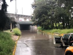 Bomberos zapopanos apoyaron a conductores y tripulantes de un par de vehículos, quienes no pudieron pasar por el lugar y se quedaron varados. ESPECIAL/BOMBEROS DE ZAPOPAN