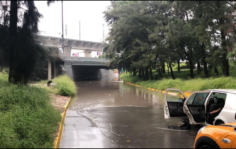 Bomberos zapopanos apoyaron a conductores y tripulantes de un par de vehículos, quienes no pudieron pasar por el lugar y se quedaron varados. ESPECIAL/BOMBEROS DE ZAPOPAN