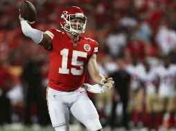 El mariscal de campo Patrick Mahomes comandará la ofensiva de los Chiefs ante los Jaguars, en busca de mantener el invicto de su equipo. AP