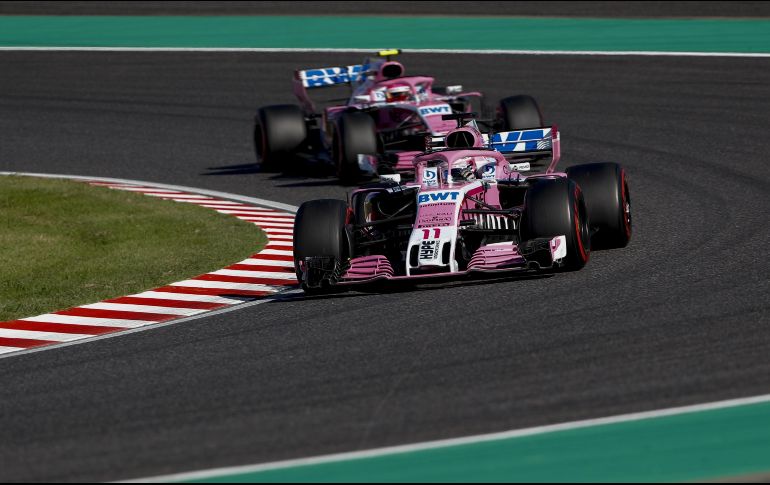 El mexicano entró a boxes en la vuelta 25 para caer de manera estrepitosa hasta el lugar 17 pues el trabajo de los mecánicos fue lento, casi tres segundos tardaron en el cambio de llantas. EFE / D. Azubel